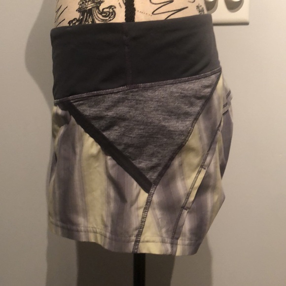 Lululemon shorts size 6 - Picture 2 of 3